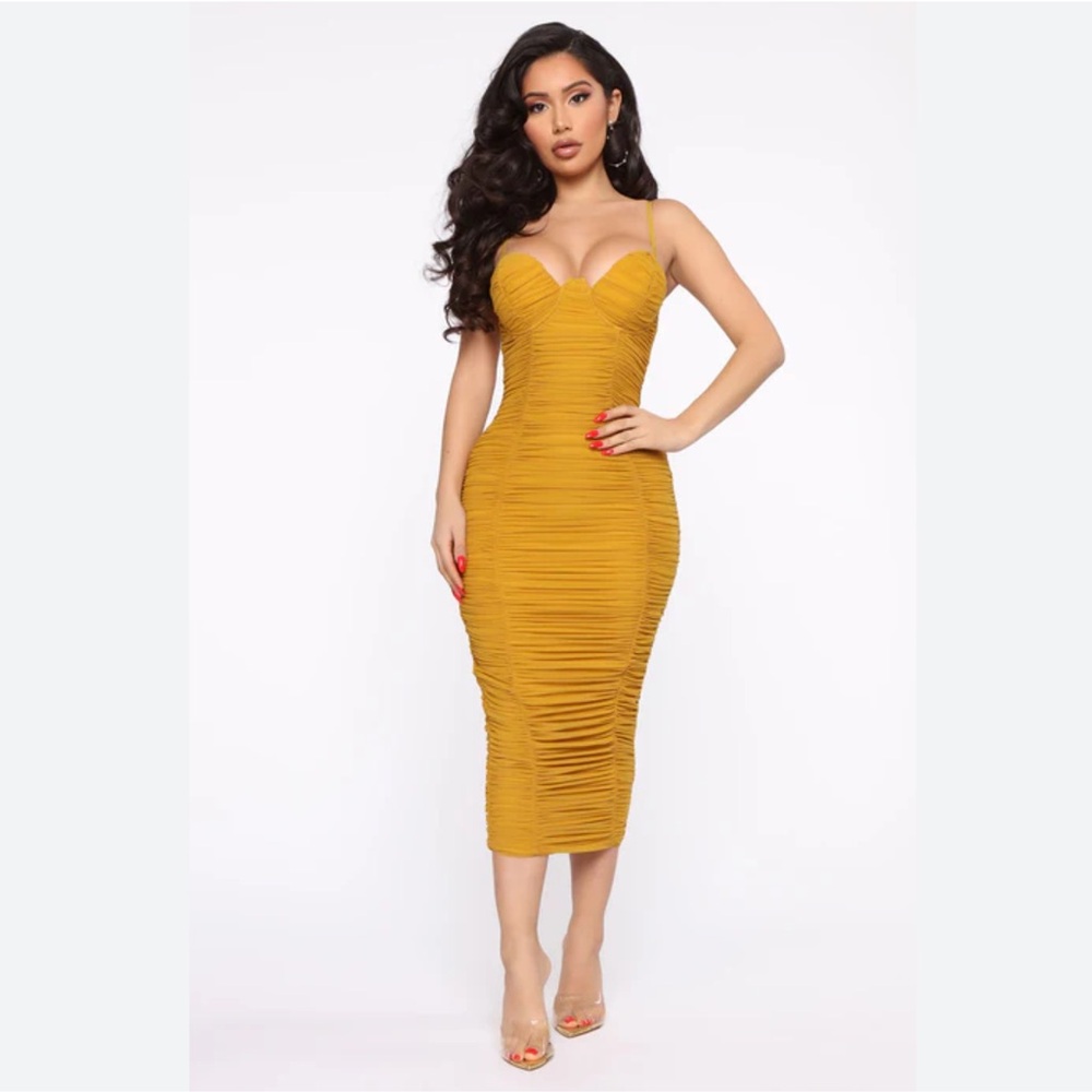 Fashion Nova NWT Woman’s Ruched Mustard Tea Length Dress. Size XL.